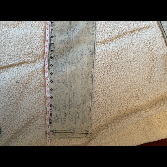 New with tags light stonewashed Sapphire red straight leg jeans with studs - Picture 13 of 14